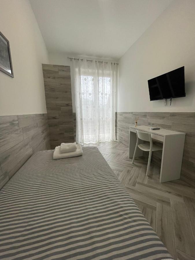 Holiday Rooms Rho Luaran gambar