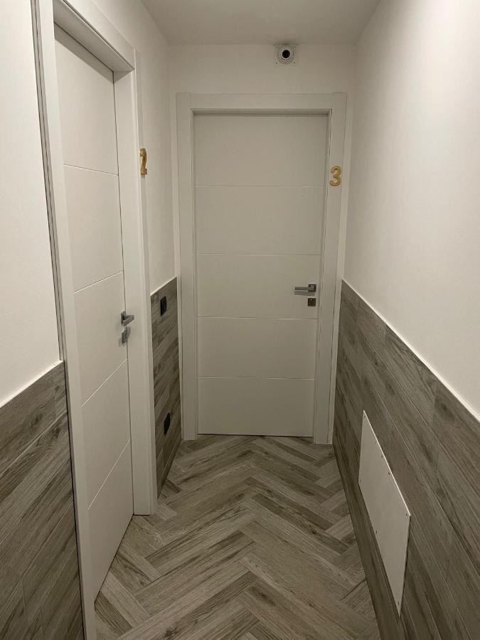 Holiday Rooms Rho Luaran gambar